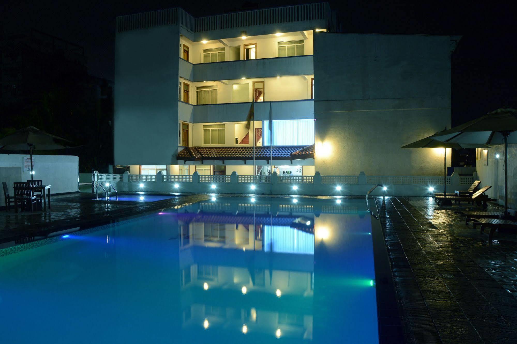 Mount Breeze Hotel Dehiwala-Mount Lavinia Bagian luar foto