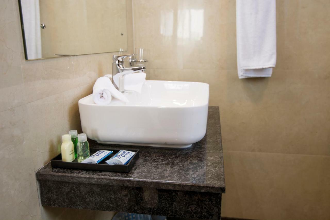 Mount Breeze Hotel Dehiwala-Mount Lavinia Bagian luar foto